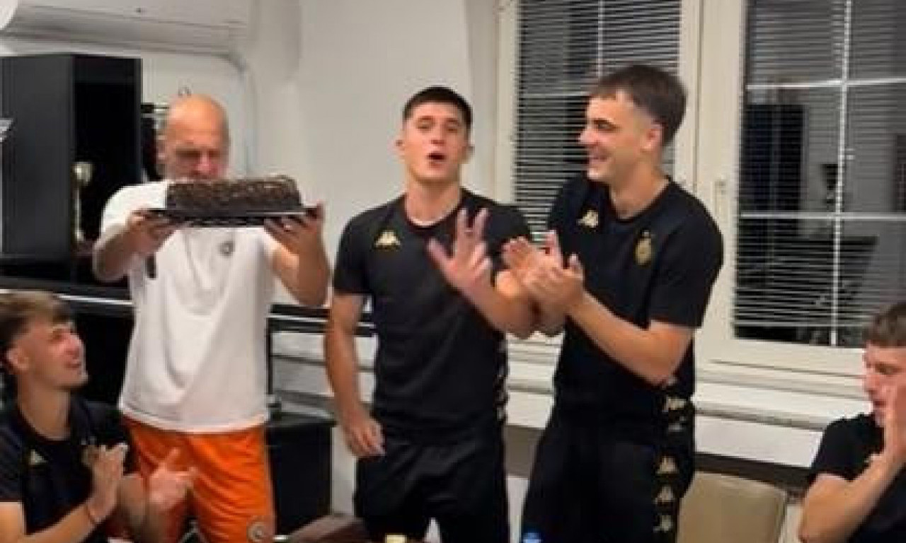 POSTIGAO HET-TRIK NA ROĐENDAN, PA DOBIO IZNENAĐENJE Fudbaleri Partizana oduševili Miloševića posle utakmice (VIDEO)