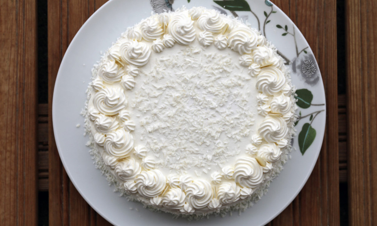 RAFAELO TORTA PRAVA BELA KRALJICA Nežnog ukusa, topi se u ustima – bez pečenja i previše muke