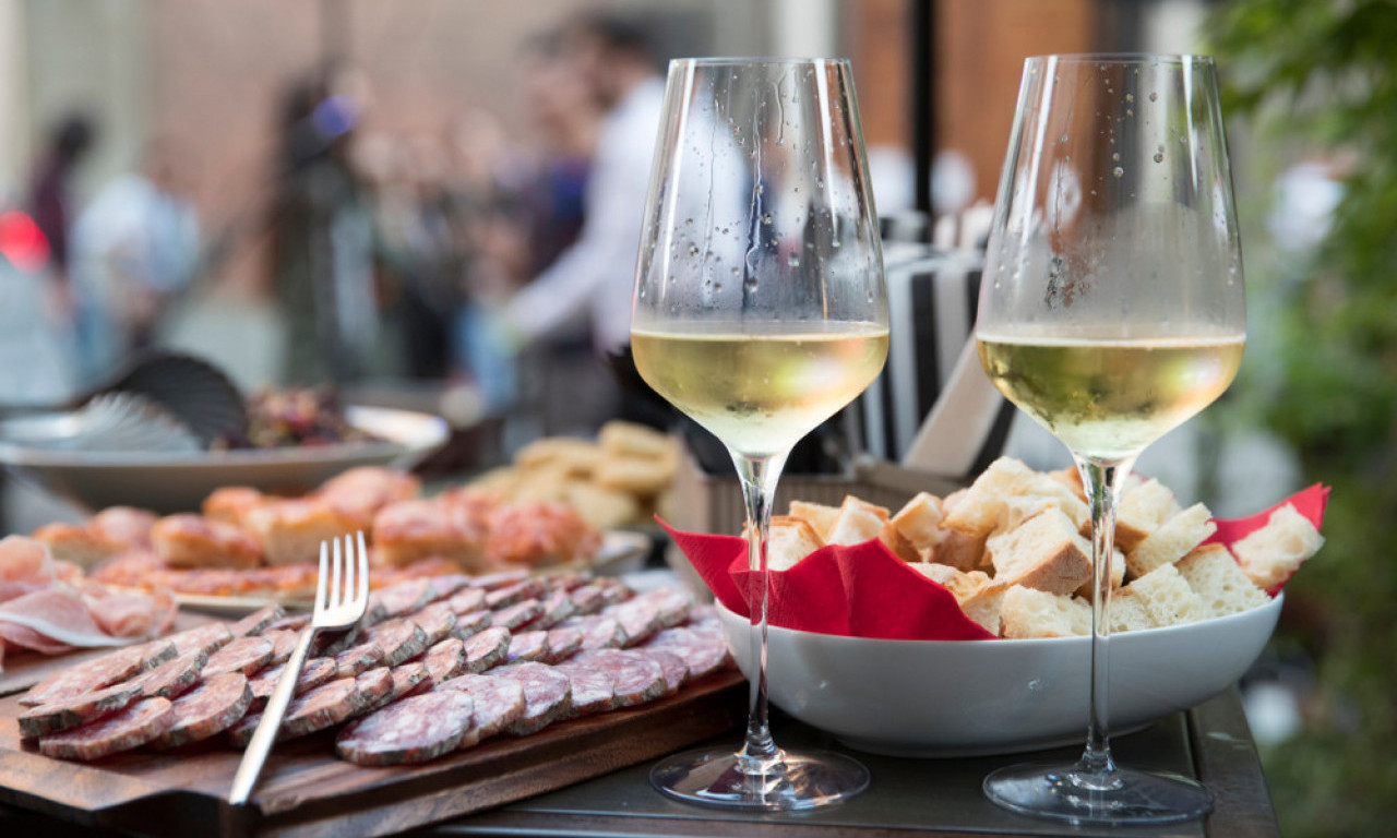 OHLADI VINO OČAS POSLA Stigli gosti, a nema hladnog pića? Nema frke – evo cake koje rešava problem