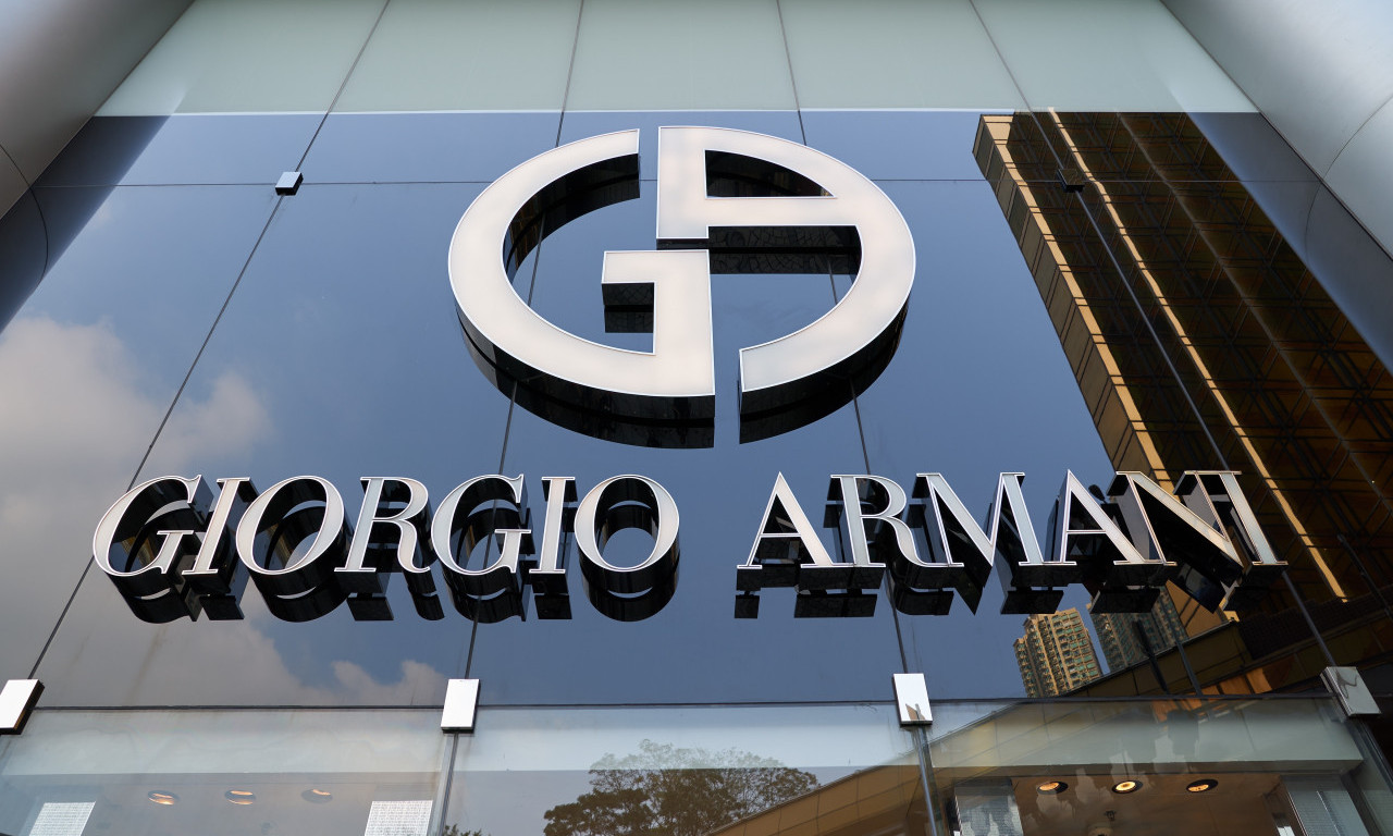 "LUKSUZ" KOJI SMRDI NA ZNOJ! Armani kažnjen zbog strašnih uslova u kojima su radnici pravili torbe