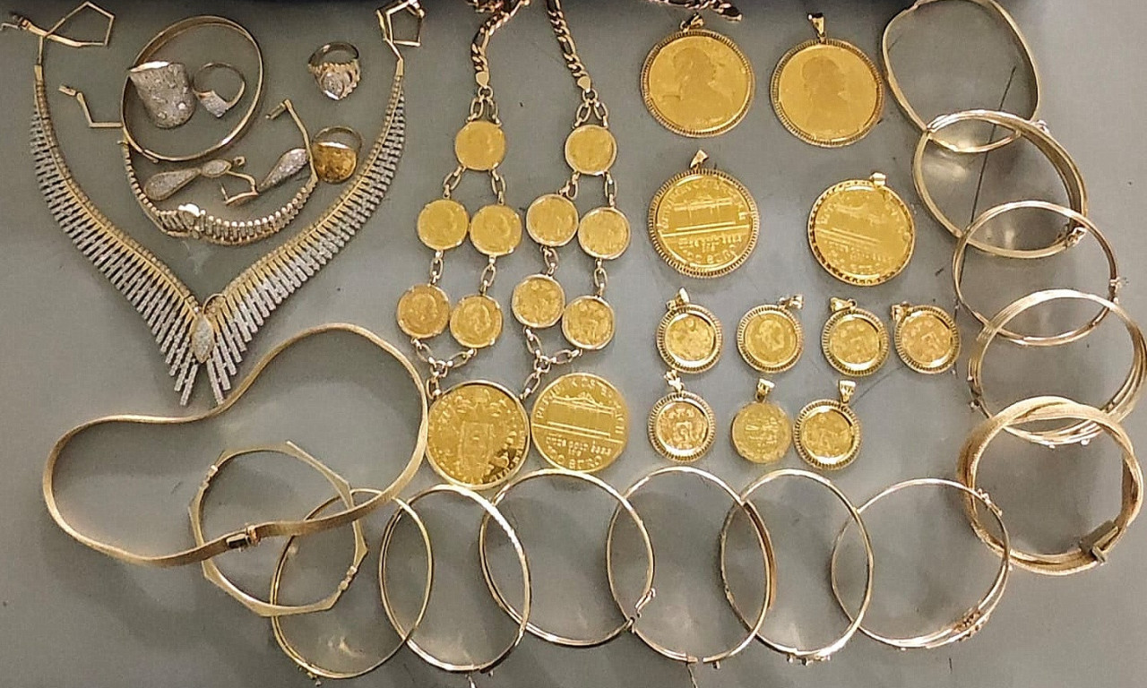 ZLATO, DUKATI I "AUDI" Carinici na Horgošu razotkrili krijumčara, evo kakvo su blago pronašli (FOTO)