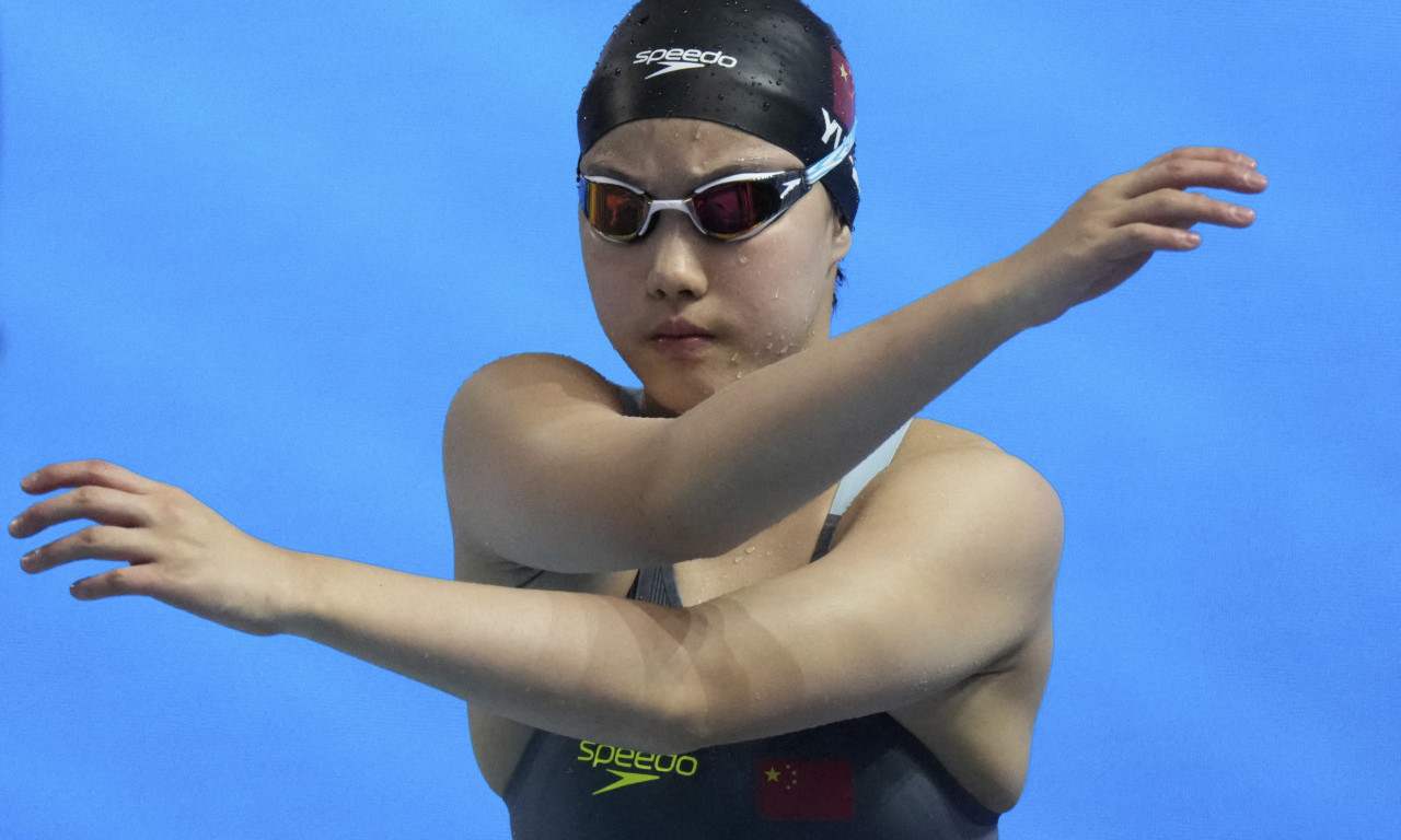 KINESKINJA ISPISALA ISTORIJU Sa 12 godina osvojila medalju na Svetskom prvenstvu u plivanju!