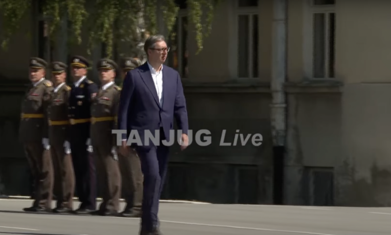 VUČIĆ POZDRAVIO OFICIRE I KADETE! Zavirite na veliku svečanost - promociju najmlađih oficira Vojske Srbije (VIDEO)
