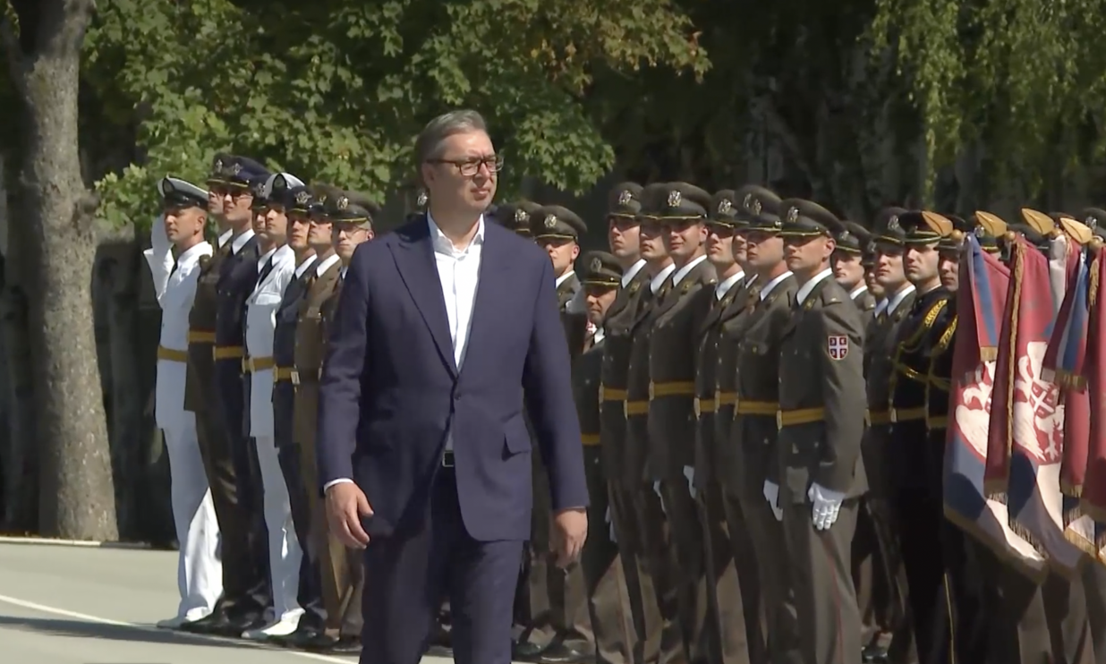 VUČIĆ: PONOSAN SAM! OVAKO IZGLEDA LJUBAV PREMA OTADŽBINI Zavirite na promociju najmlađih oficira Vojske Srbije (VIDEO)