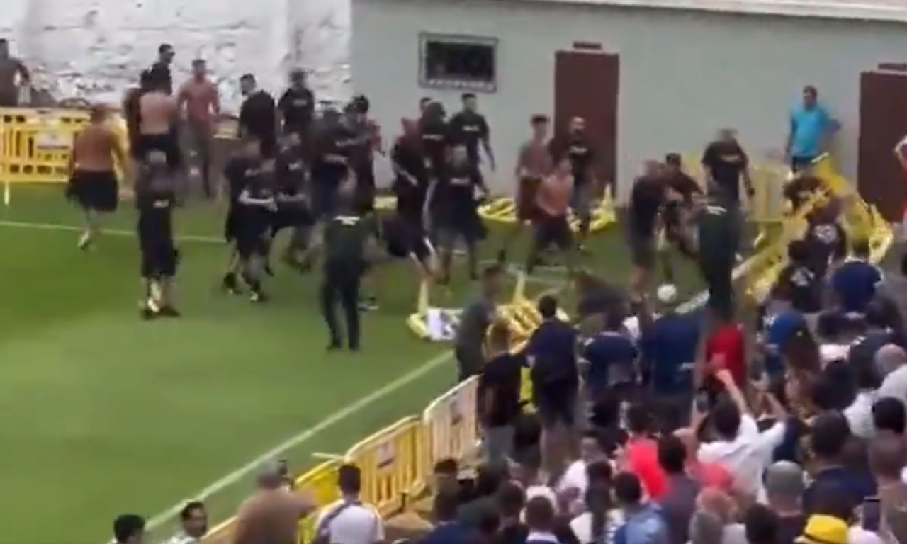 HULIGANI ULETELI NA TEREN I KRENULI DA MAKLJAJU REDOM! Stravične scene na derbiju - policija hitno reagovala (VIDEO)