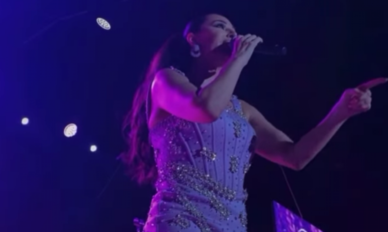 CECA ZAGRMELA U MINIĆU NA KONCERTU U TREBINJU Otkrila da li i ona napušta "Zvezde Granda"