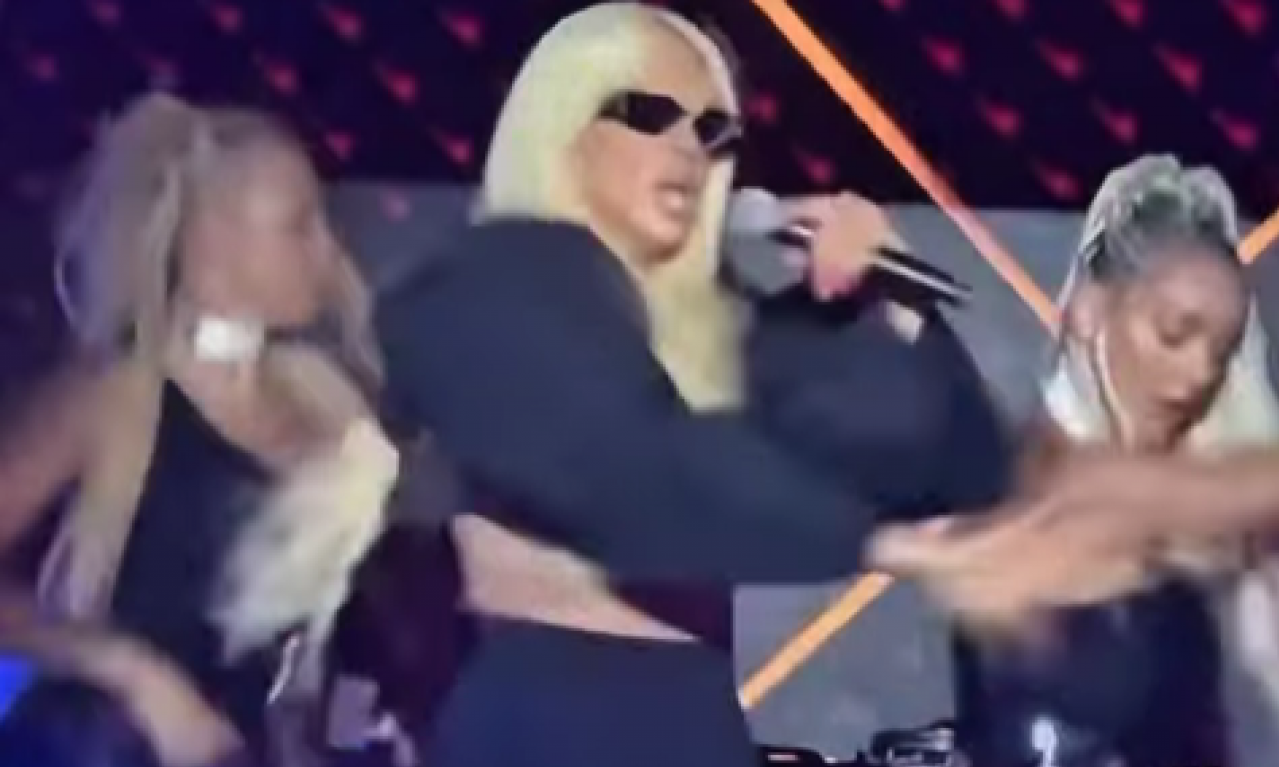 HAOS NA NASTUPU JK U MAKEDONIJI Kostim bio neposlušan, pa publiku počastila brushalterom (VIDEO)