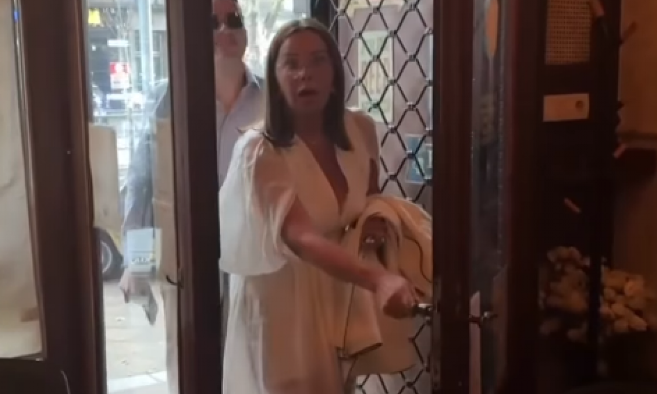 VODITELJKA OSTALA BEZ TEKSTA Porodica i prijatelji joj priredili iznenađenje za 60. rođendan, ovako je reagovala (VIDEO)