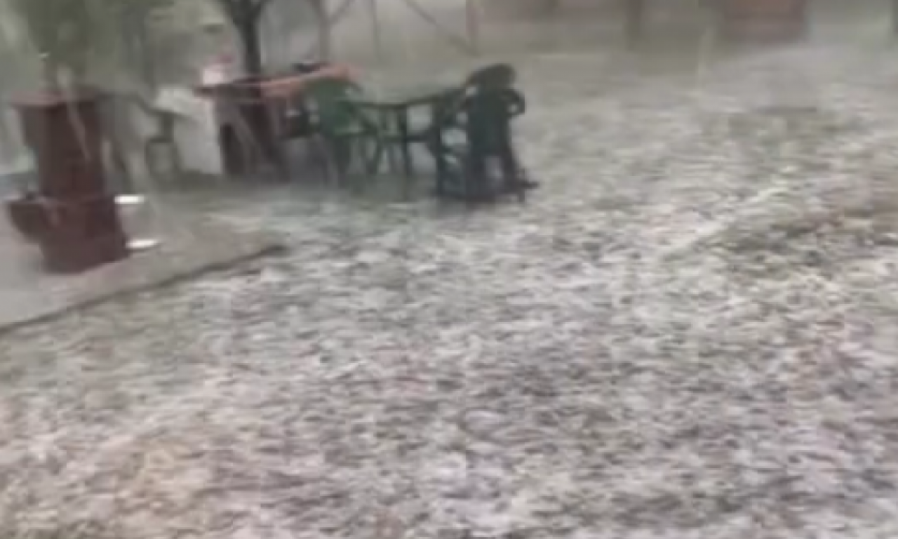 NEVREME JE KRENULO Jak grad i pljusak pogodio ovaj deo Srbije! Sve se zabelelo od leda! (VIDEO)