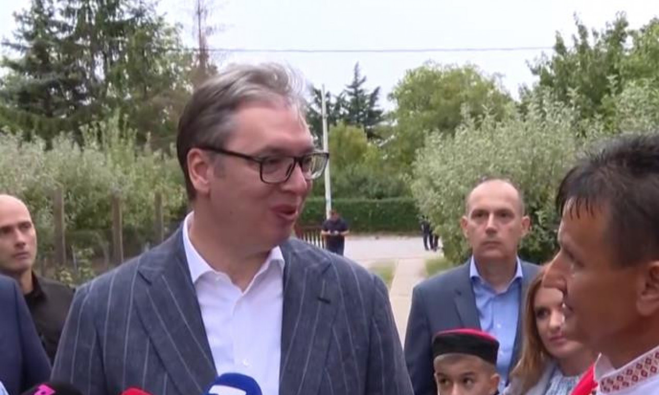VUČIĆ OBIŠAO PORODICU RADAN KOJA JE PROTERANA IZ KNINA, PA CRKVU Predsednik boravio u Banstolu