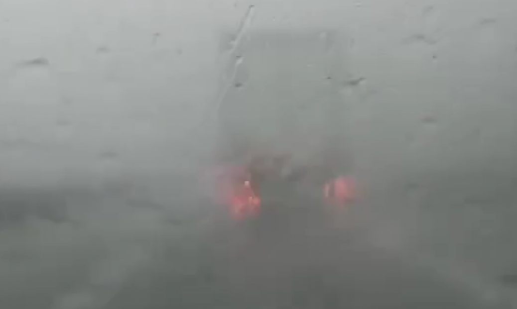 PADA GRAD I PLJUŠTI, A ON ZA VOLANOM Jeziva scena sa auto-puta Miloš Veliki! (VIDEO)