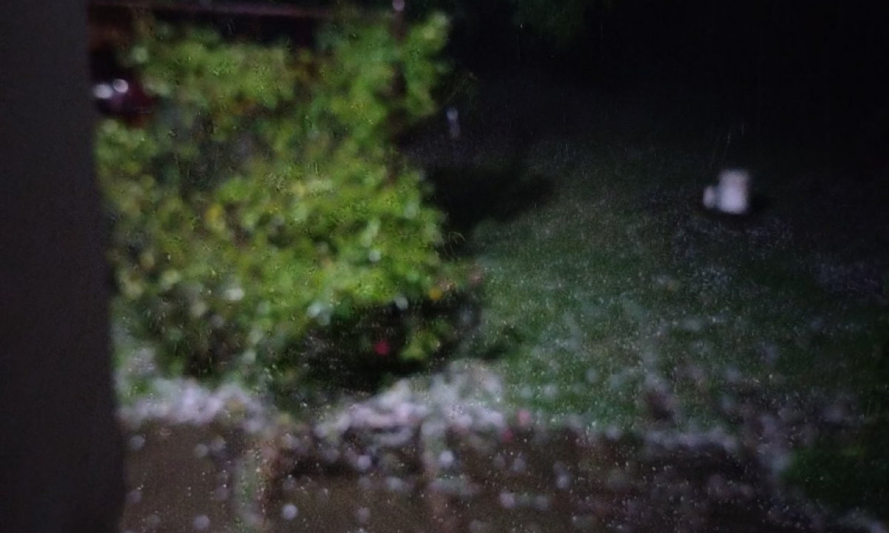 JAK GRAD POGODIO OBRENOVAC I OKOLINU "Tuklo" je toliko da su se žitelji uplašili za prozorska stakla i automobile (FOTO)