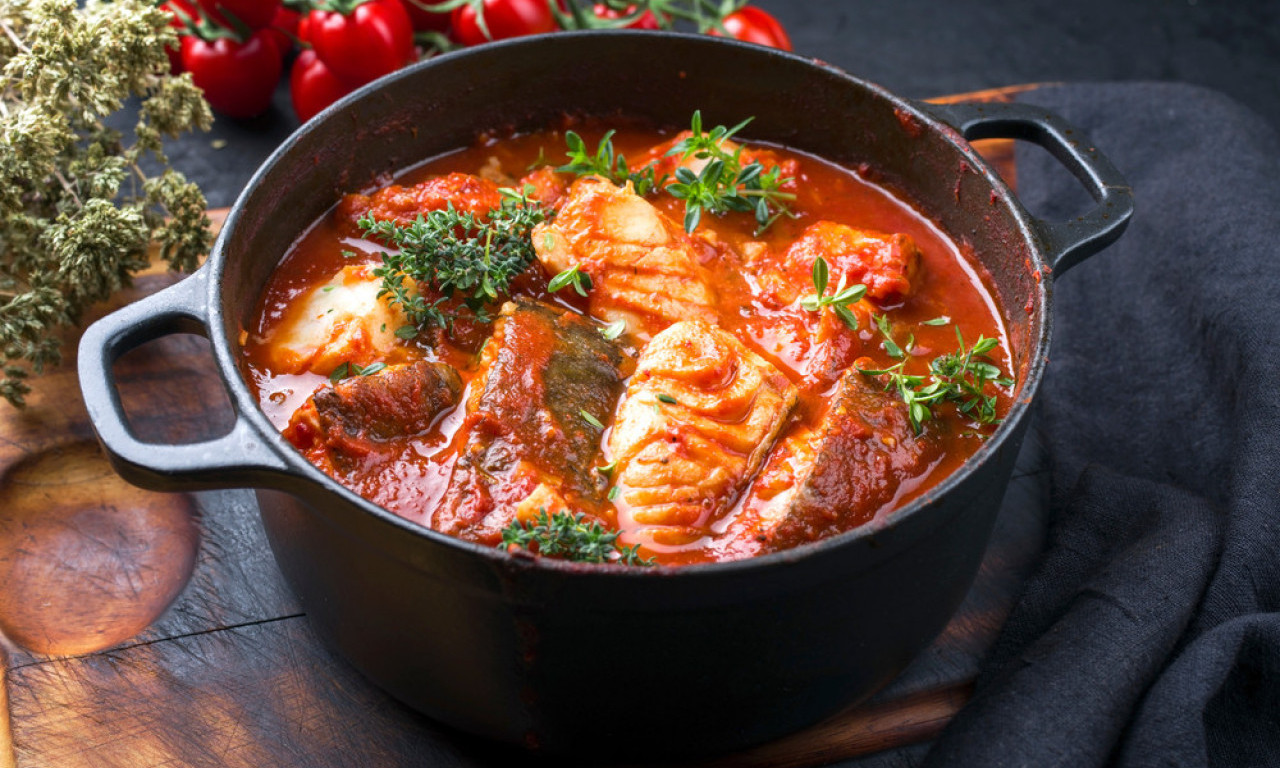 MIRIS KOJI ZOVE NA RAKIJU I HLEB Ovako se kuva pravi slavonski fiš paprikaš – korak po korak!