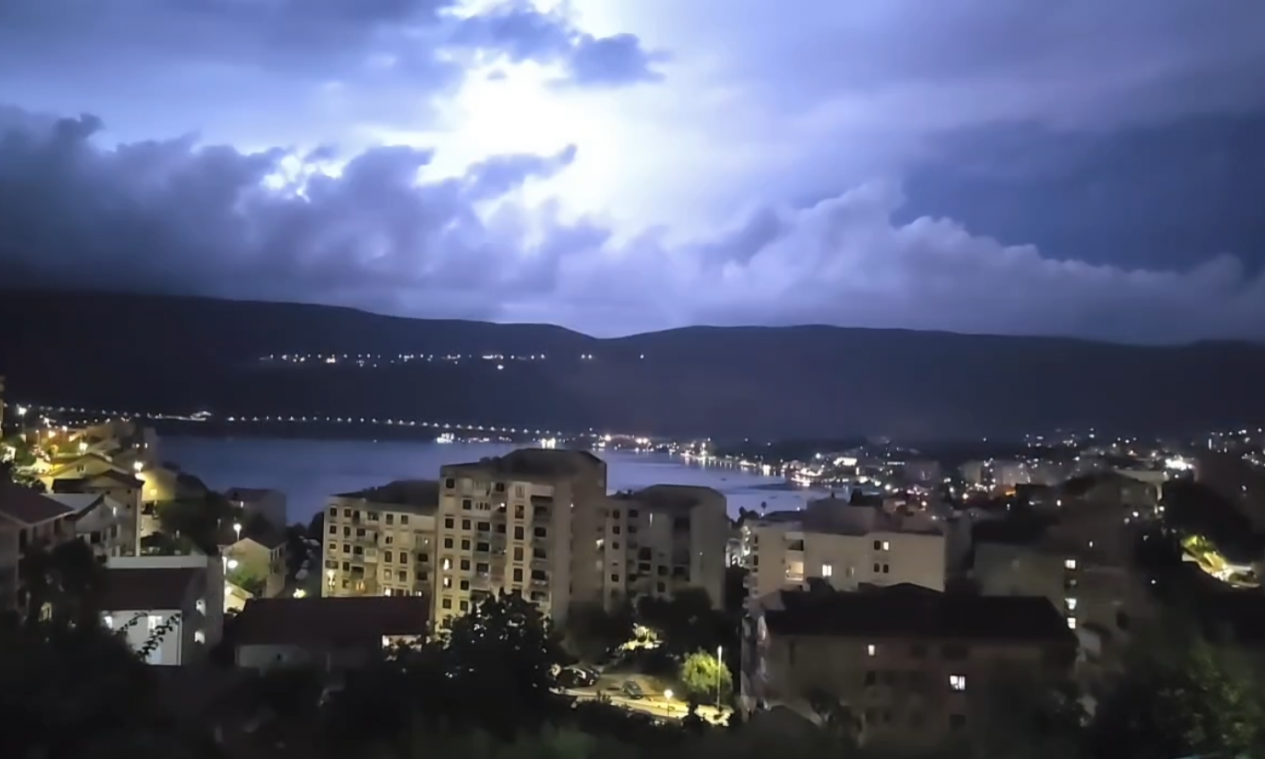 SNAŽNO NEVREME POGODILO BOKU Vetar nosio ležaljke, tende letele, automobili ostali zaglavljeni u blatu (VIDEO)