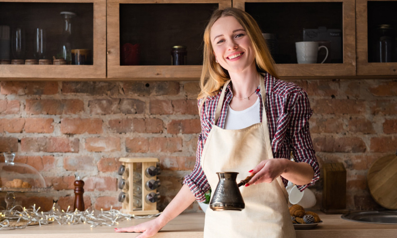 KUVAŠ KAFU SVAKOG DANA, A GREŠIŠ Dodajete li šećer na vreme? Ovako se kuva prava domaća kafa, kao iz kafane!