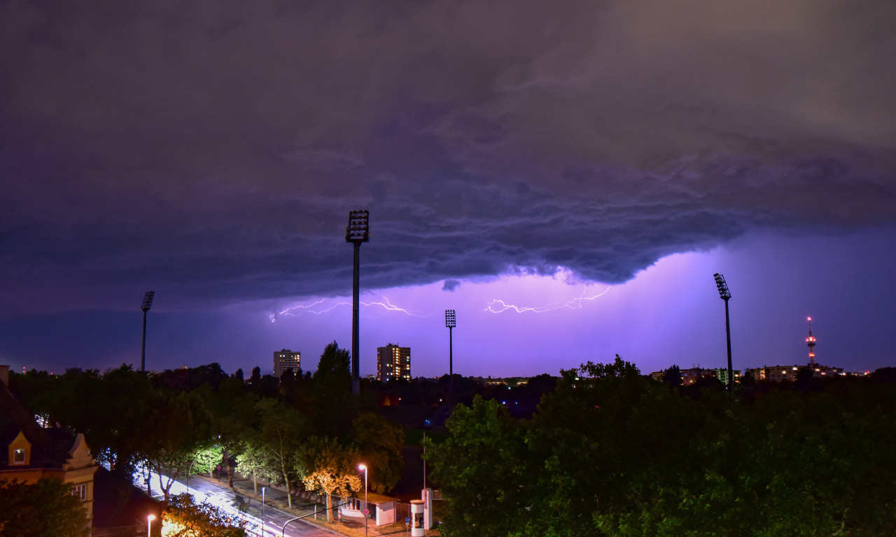 BUDITE OPREZNI! RHMZ IZDAO NAJNOVIJE UPOZORENJE NA NEPOGODE Večeras će pljuskovi, grmljavina i olujni vetar pogoditi ove delove zemlje!