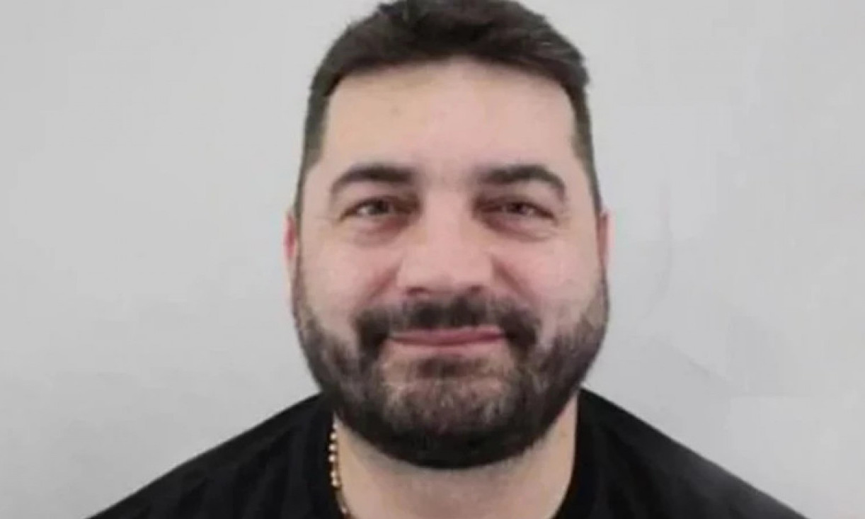 AKO VIDITE OVOG ČOVEKA, ODMAH ZOVITE POLICIJU! Opasan kriminalac greškom pušten na slobodu - evo zašto ga traže (FOTO)