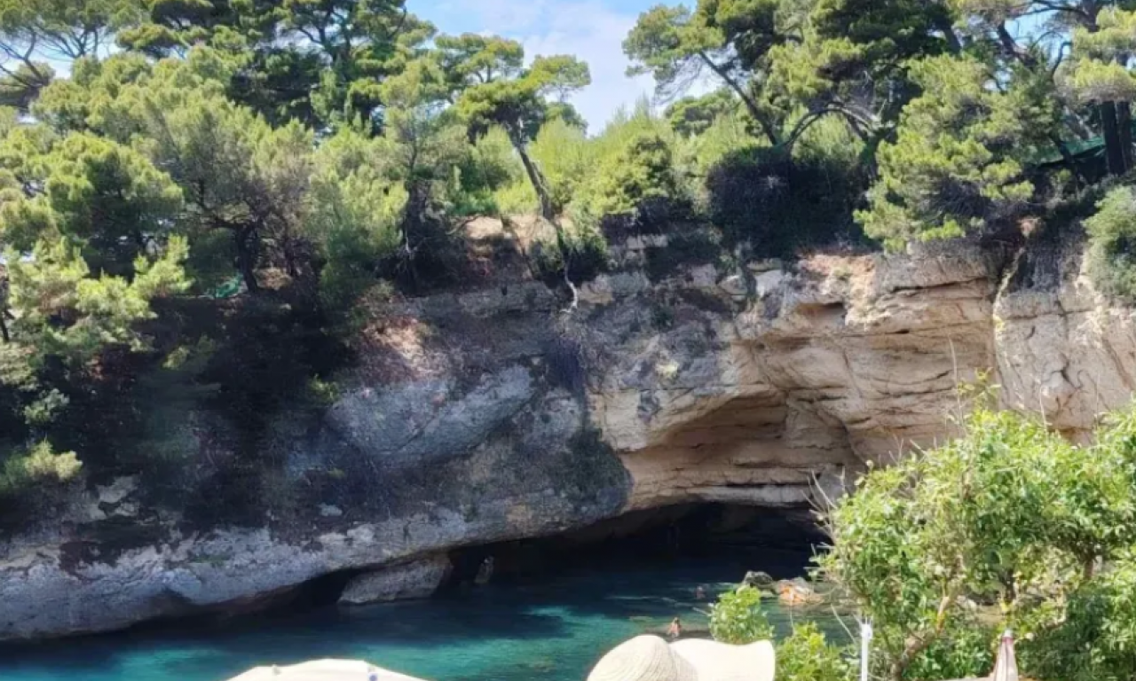 DA LI ZNATE DA U CRNOJ GORI POSTOJI ČUDESNA ŽENSKA PLAŽA? Muškarci nisu dobrodošli, leči ove 3 ozbiljne bolesti