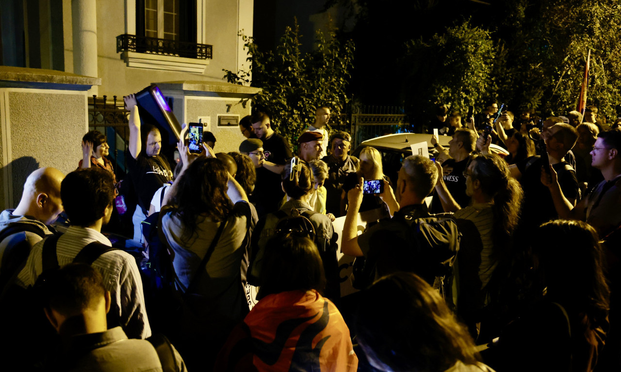 PROTEST ISPRED KUĆA MACUTA, BRNABIĆA I POPADIĆA "Blokadersko lice Srbije i fašistička ideologija koja nije viđena"