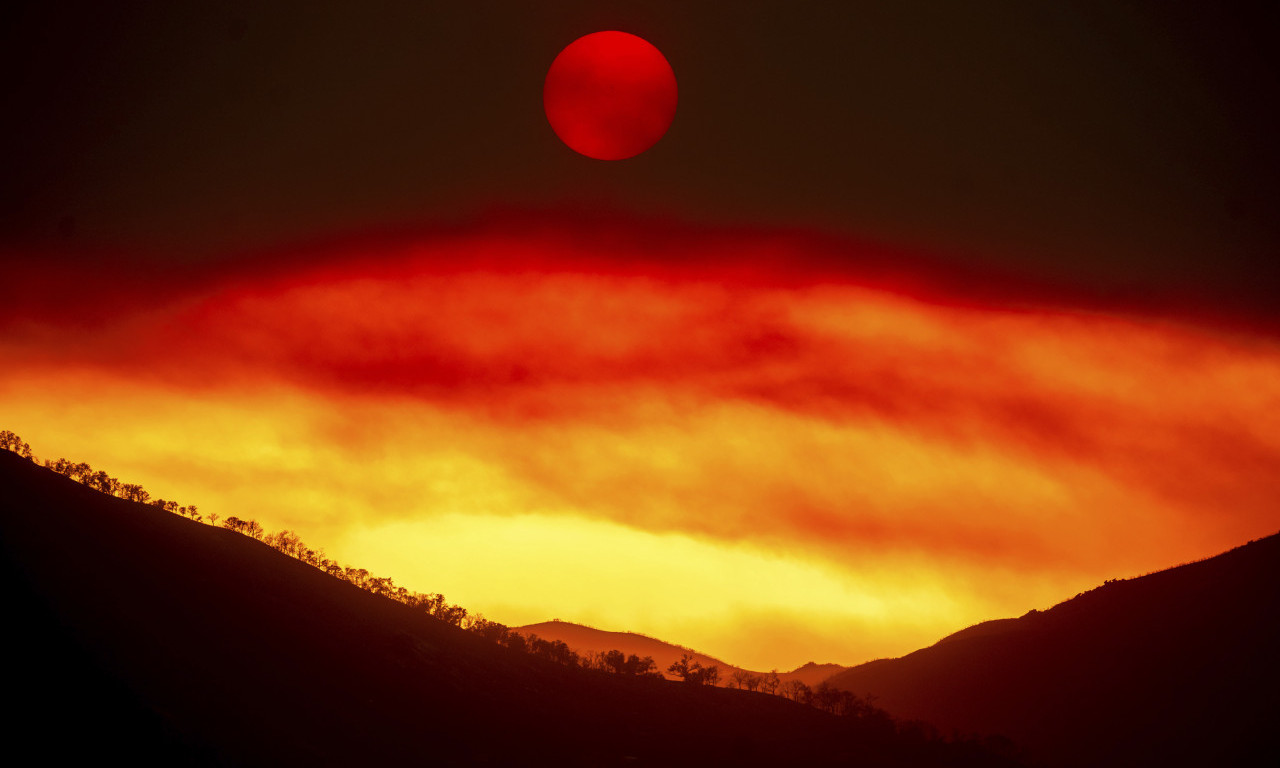 BUKTE POŽARI, IZDAT HITAN APEL Stravični prizori u Kaliforniji - nebo se crveni od buktinje, evakuacija u toku (FOTO)