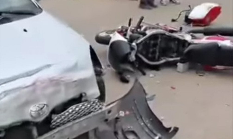 MLADIĆ PUKOM SREĆOM OSTAO ŽIV Snimak iz Paraćina zgranuo sve: Pogledajte direktan sudar "tojote" i motora (VIDEO)