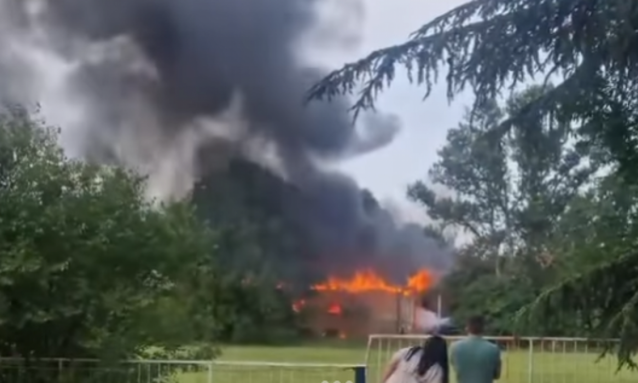 VELIKI POŽAR U ZEMUNU Dim kulja na sve strane - gori kod vrtića! (VIDEO)