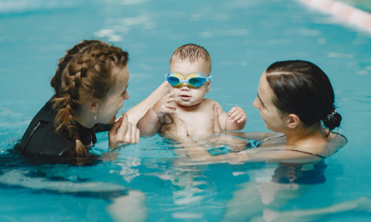 PEDIJATRI SAGLASNI - U OVOM UZRASTU DETE TREBA NAUČITI DA PLIVA! Kažu, to je pravo vreme!