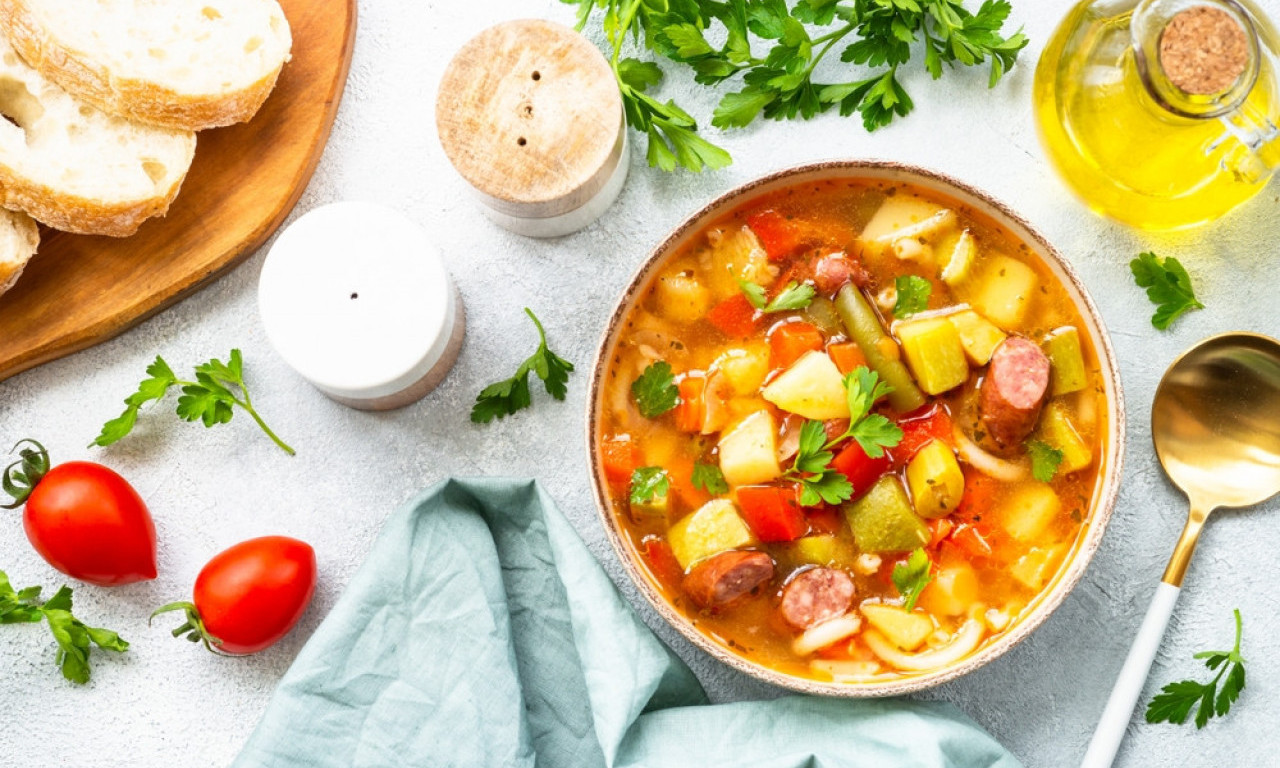 LEK NA KAŠIKU - MINESTRONE ČORBA Puna povrća, sitna a zasitna