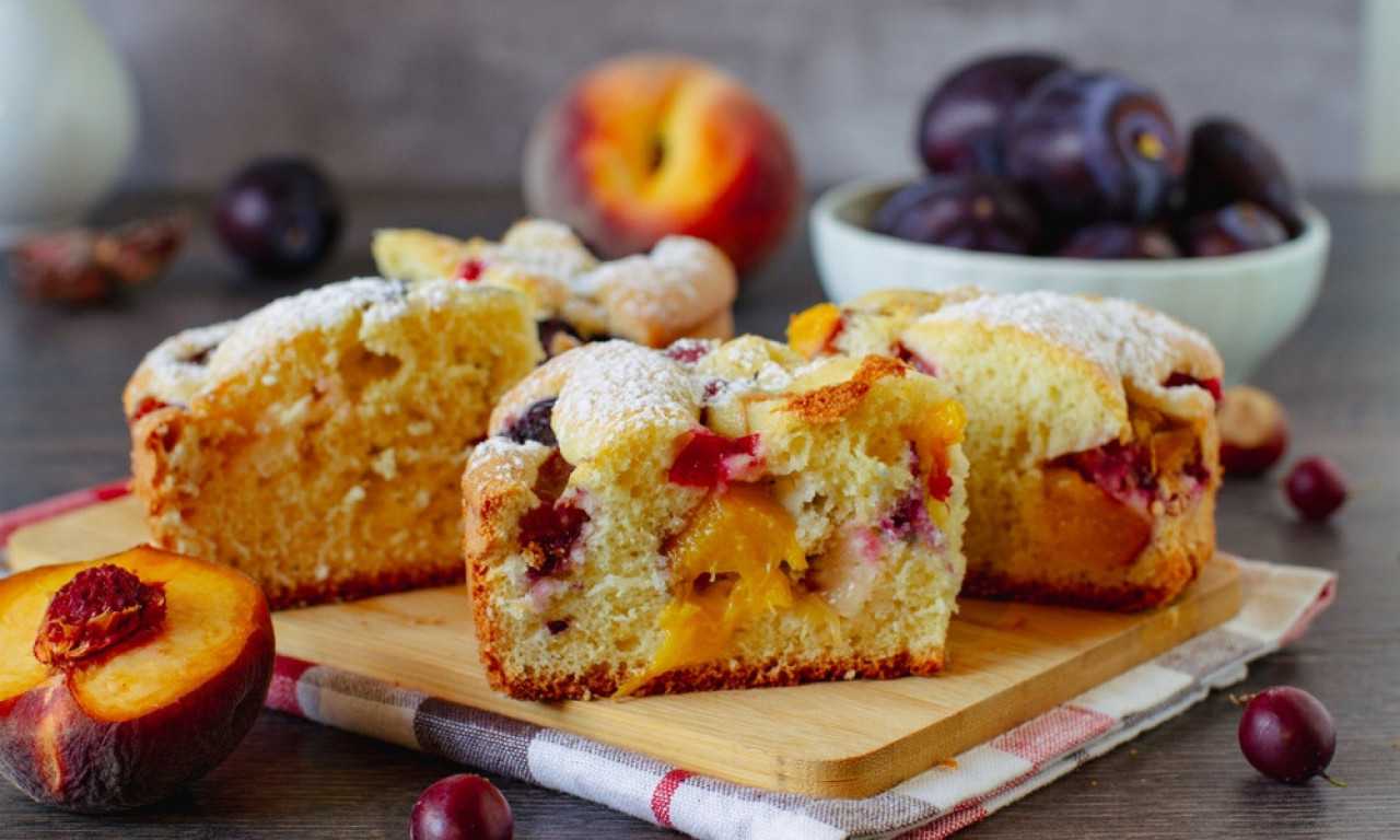 NAJMEKŠI KOLAČ OD BRESKVI I ŠLJIVA Letnji domaći slatkiš koji se topi u ustima