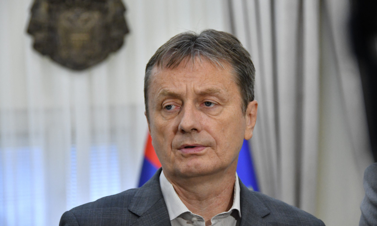 GLIŠIĆ DOŽIVEO MOŽDANI UDAR UŽIVO, A ONDA JE I SARAPI POZLILO! Sve se odigralo u nekoliko minuta - ne može da dođe sebi