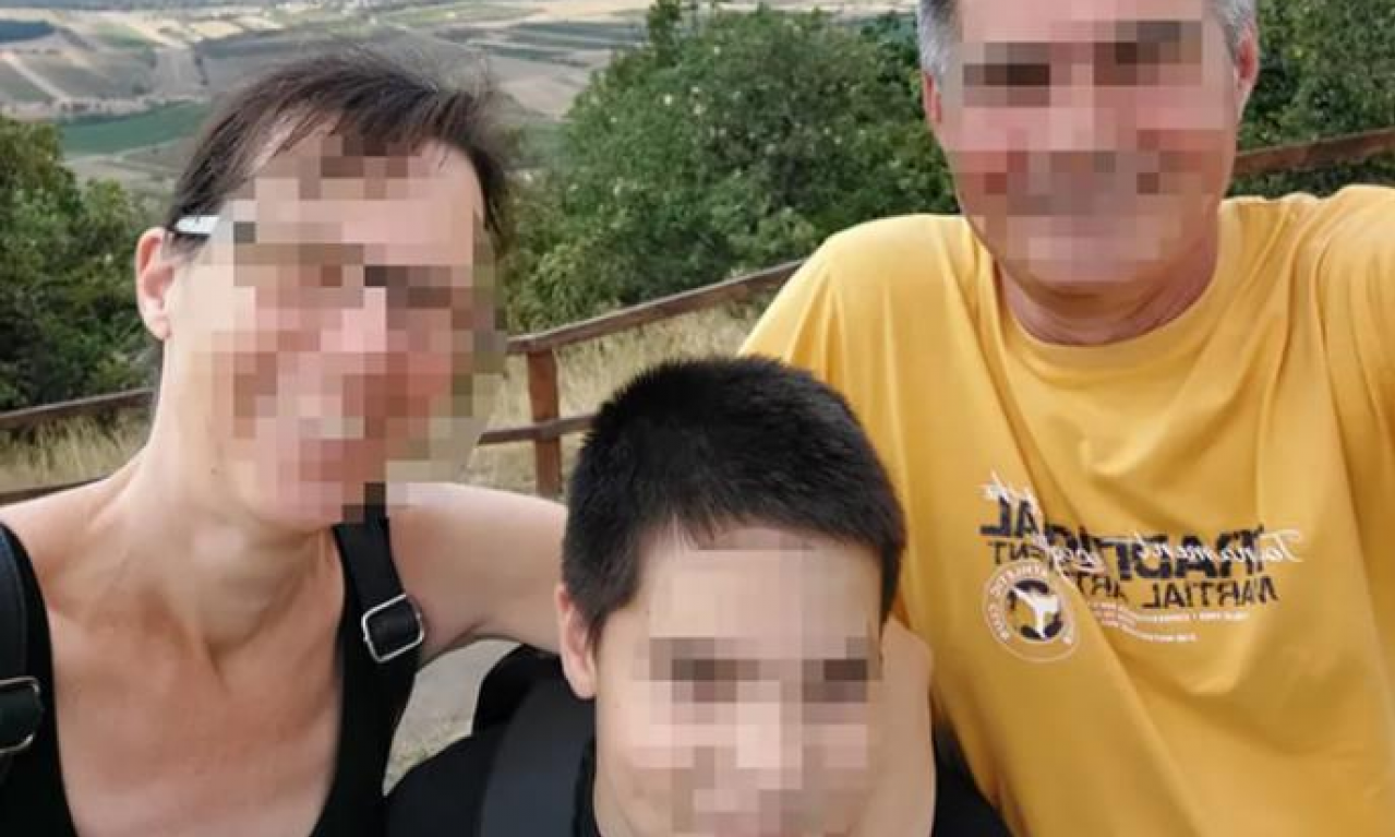 DEČAK (13) POKUŠAO DA ZAKOLJE MAJKU I BABU Otkriveni jezivi dokazi na kompjuteru — ovo su detalji zločina
