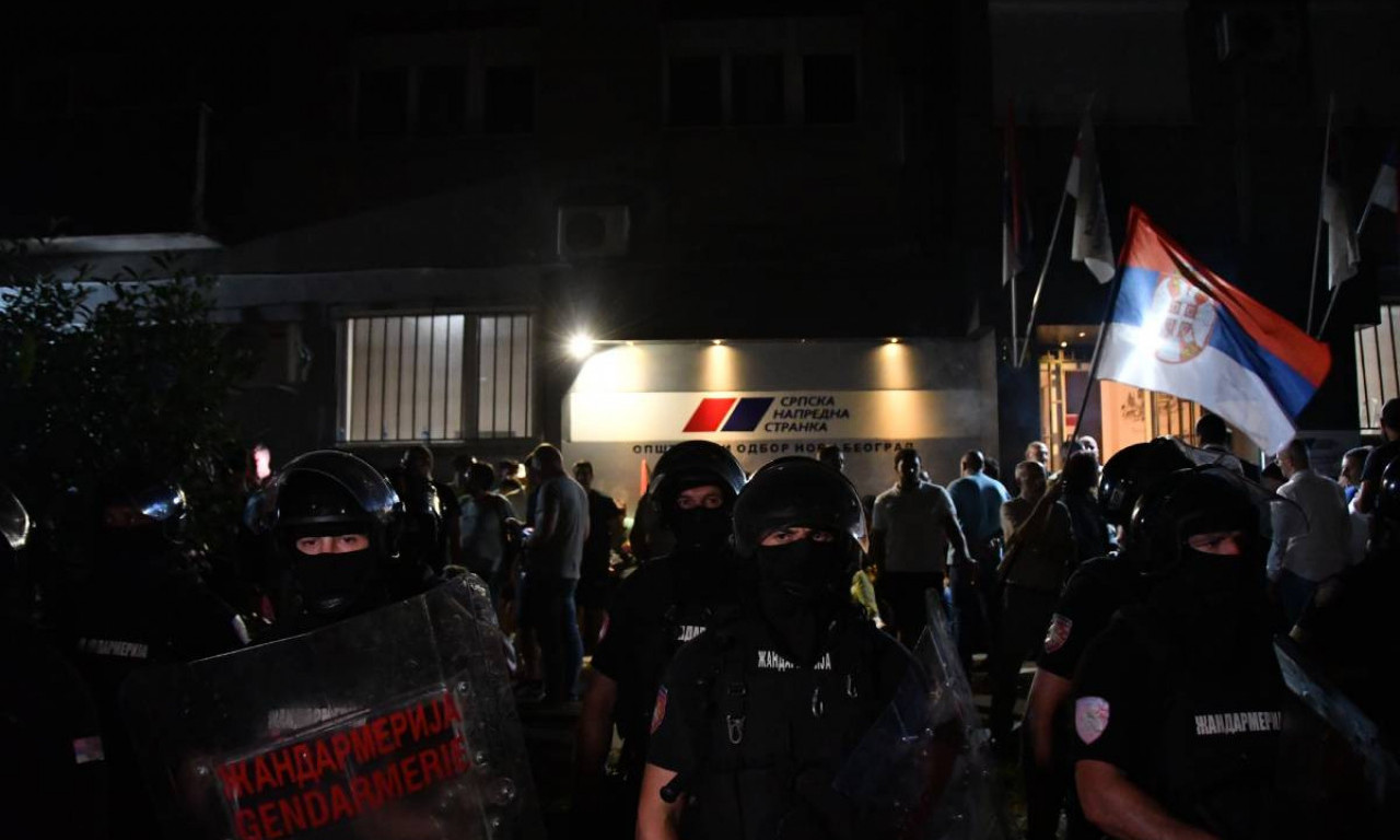 GRUPA GRAĐANA ISPRED SNS NA NOVOM BEOGRADU Policija ih razdvojila od pristalica SNS (FOTO/VIDEO)