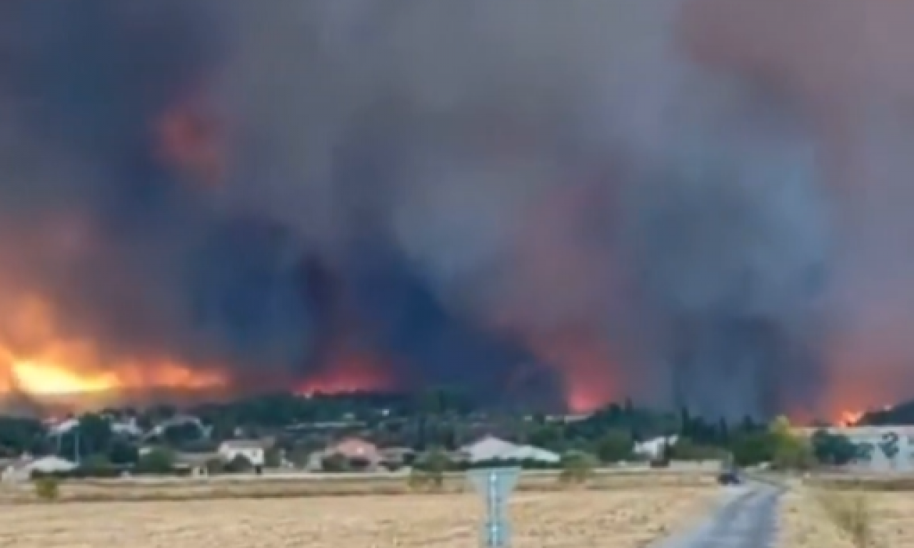 PAKLENI POŽAR U FRANCUSKOJ! Vatra progutala 4.500 hektara, preko 1.000 vatrogasaca na terenu (VIDEO)
