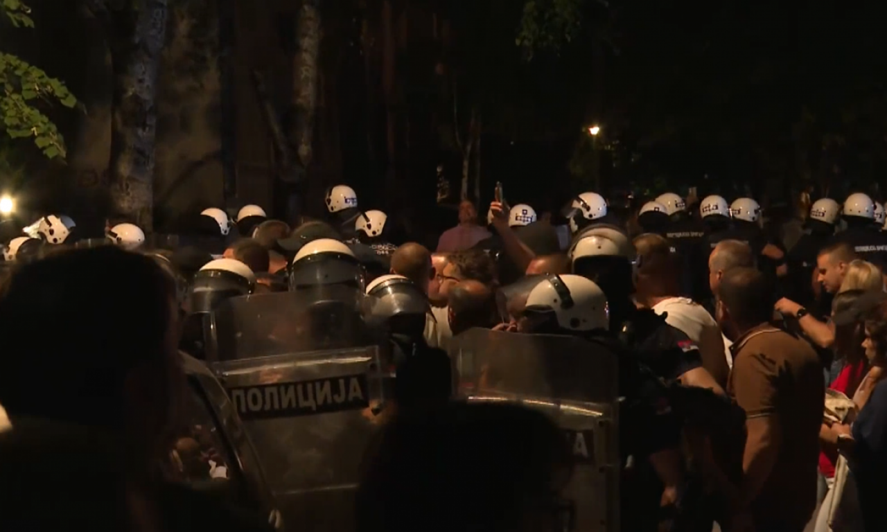 KRISTAL MET DEJMON TUKAO POLICAJCE Optužen i za krivično delo Proganjanja u vezi! Sudija ga pustio na slobodu!