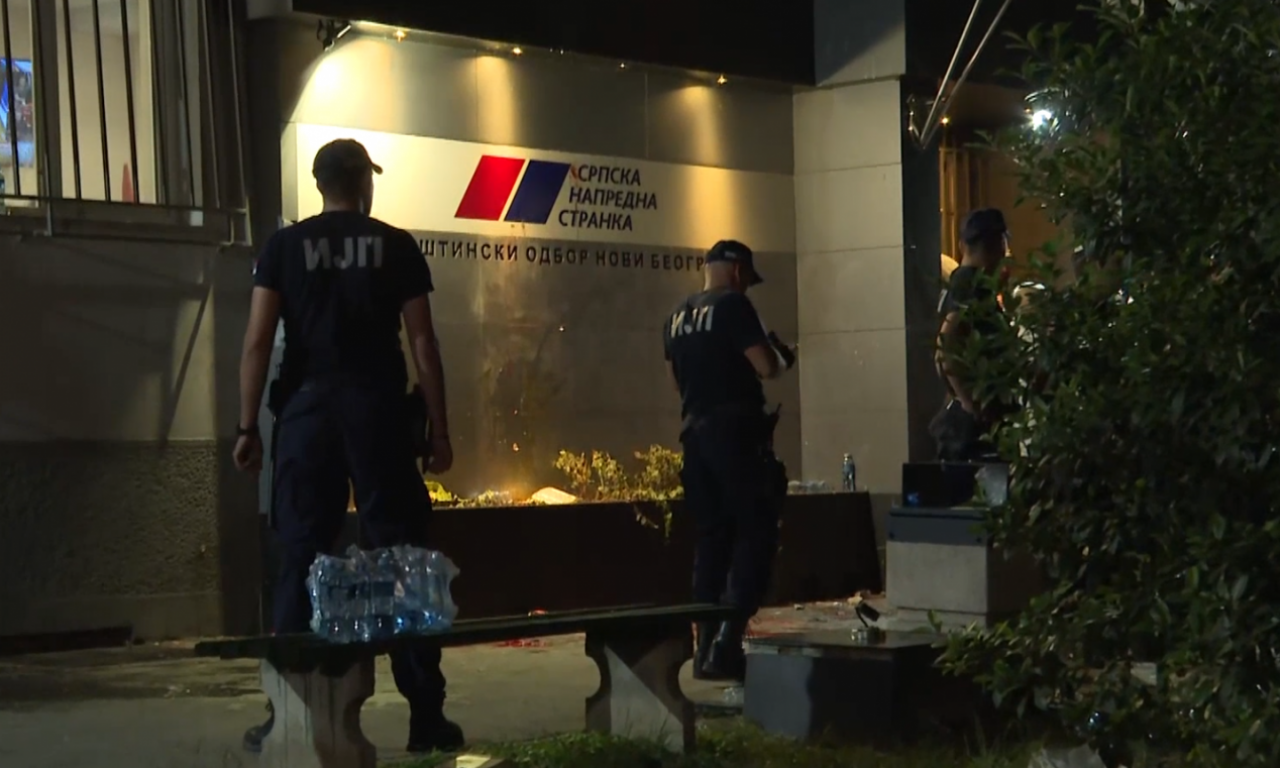 TOK PROTESTA ISPRED SNS I TRENUTAK HAOSA Oglasio se MUP o nasilju blokadera u Zemunu, evo šta se dešava