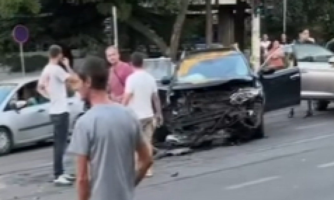 PROŠAO KROZ CRVENO I ZAKUCAO SE U AUTOMOBIL U KOM JE BILO DECE Težak udes na Voždovcu (FOTO+VIDEO)