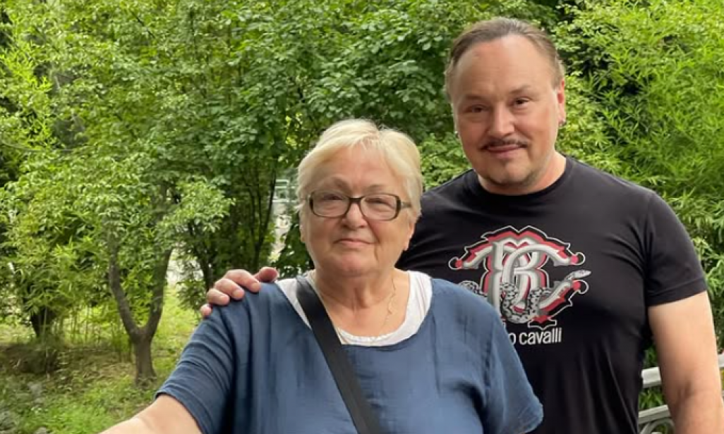 KNEZU UMRLA MAJKA Pevač se emotivnim rečima oprostio od nje (FOTO)