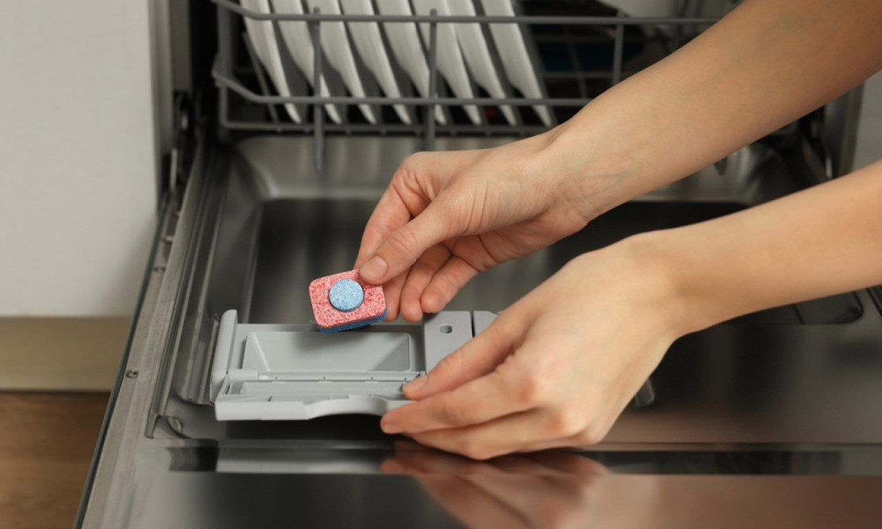 TABLETA OSTALA KAO NOVA NAKON PRANJA? Evo šta vam to mašina za sudove poručuje