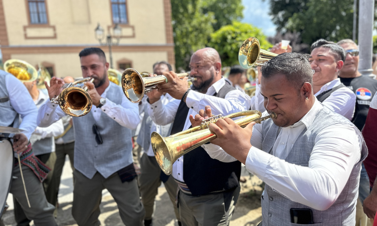 TRUBA ZOVE! Guča spremna za 64. sabor, orkestri iz četiri zemlje stižu u Dragačevo