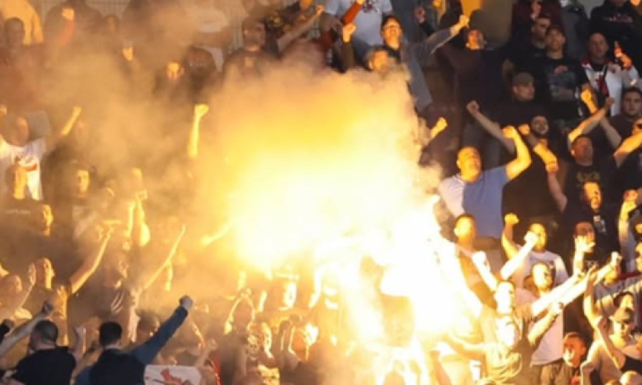 BRUTALNA TUČA NAVIJAČA U BiH: Baklja ubačena u vozilo posle ludačke vožnje - filmski obračun na ulici (VIDEO