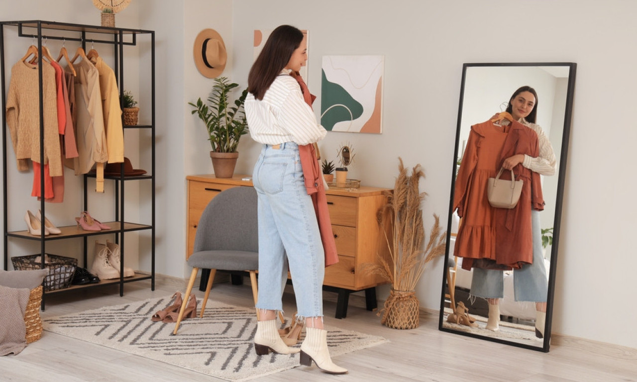 PAR KOMADA ODEĆE, A KOMBINACIJA K’O DA SI BUTIK OTVORILA Samo od 9 krpica, napraviš 27 kombinacija – ovo je 3-3-3 trik!