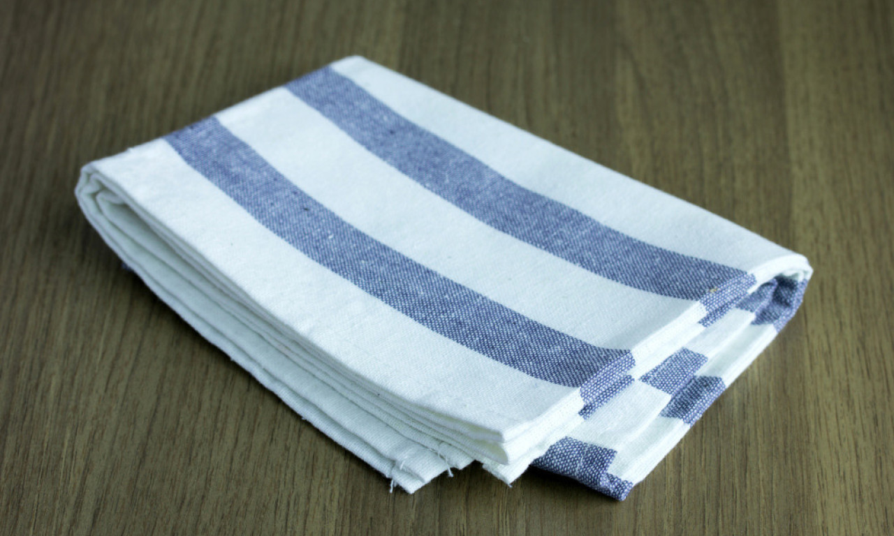 DA LI ZNATE KOLIKO ČESTO TREBA MENJATI KUHINJSKU KRPU? Većina žena pravi ovu grešku svakog dana