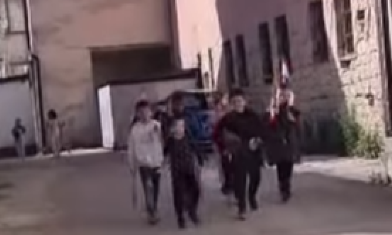 DECA U HRVATSKOJ SE NE IGRAJU KAO SVA DRUGA: Drveno oružje, postrojavanje i "za dom spremni" - zvaničnici reaguju(VIDEO)