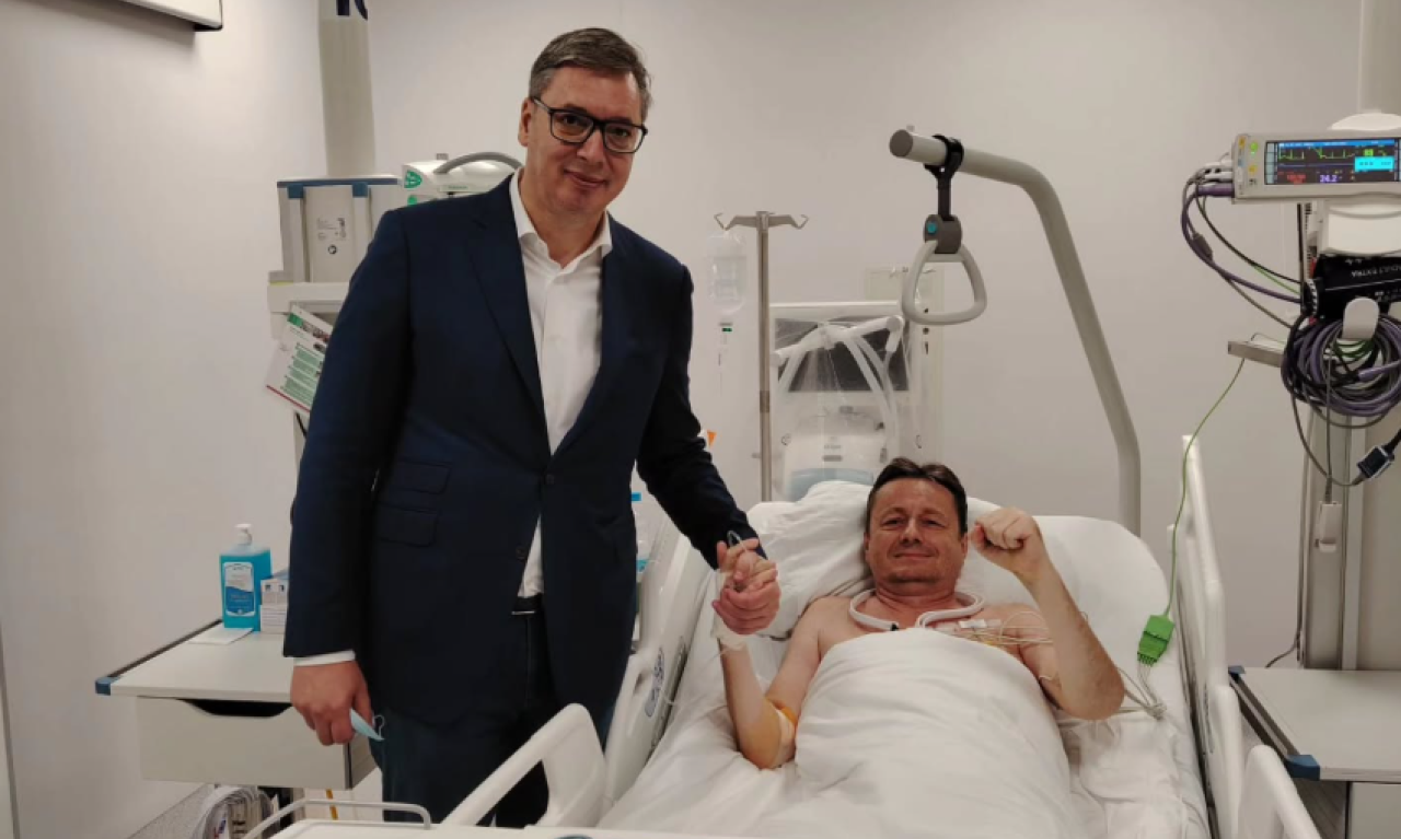 VUČIĆ U BOLNICI KOD GLIŠIĆA: Pesnica visoko, pogled odlučan – “Darko nesalomivi!” (FOTO)