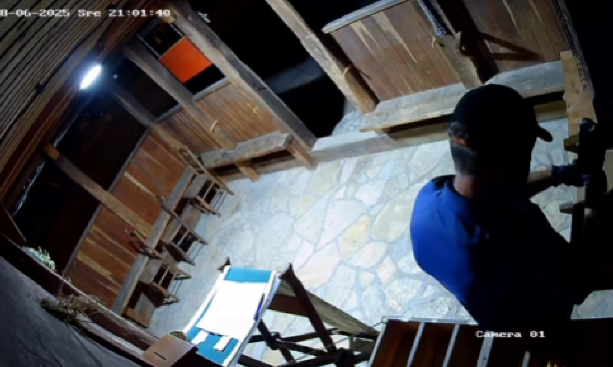 LOPOVI SE NE PLAŠE NI BOGA! Sraman snimak iz crkve u Tršiću, policija hitno reagovala (VIDEO)