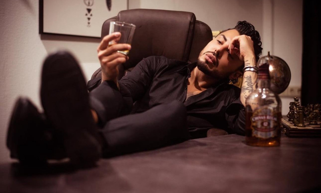 FRIZER IZ BEČA ŠOKIRAO SRBIJU ISTINITOM PESMOM “Nije fer” ga skoro uništila, a sad ga skupo košta