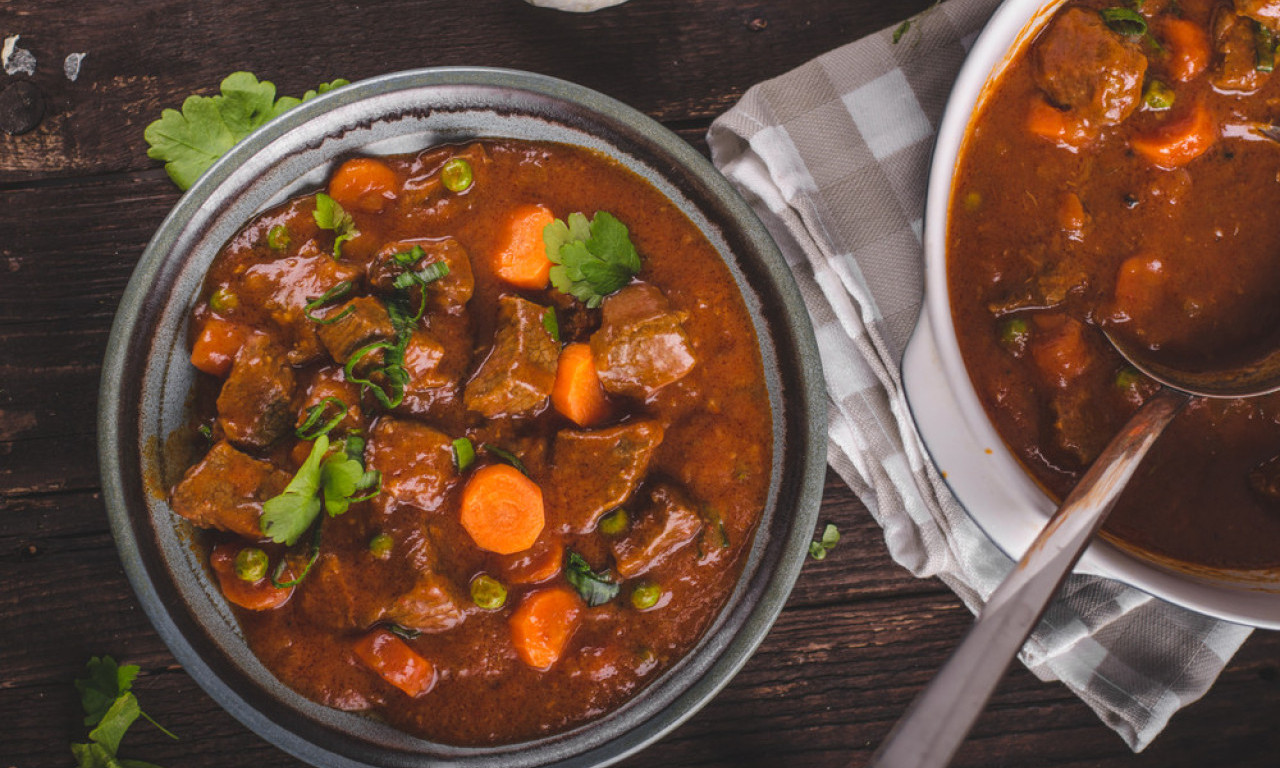 JUNEĆI GULAŠ NA LOVAČKI NAČIN Recept za bogat, aromatičan vikend obrok koji greje dušu i puni stomak!