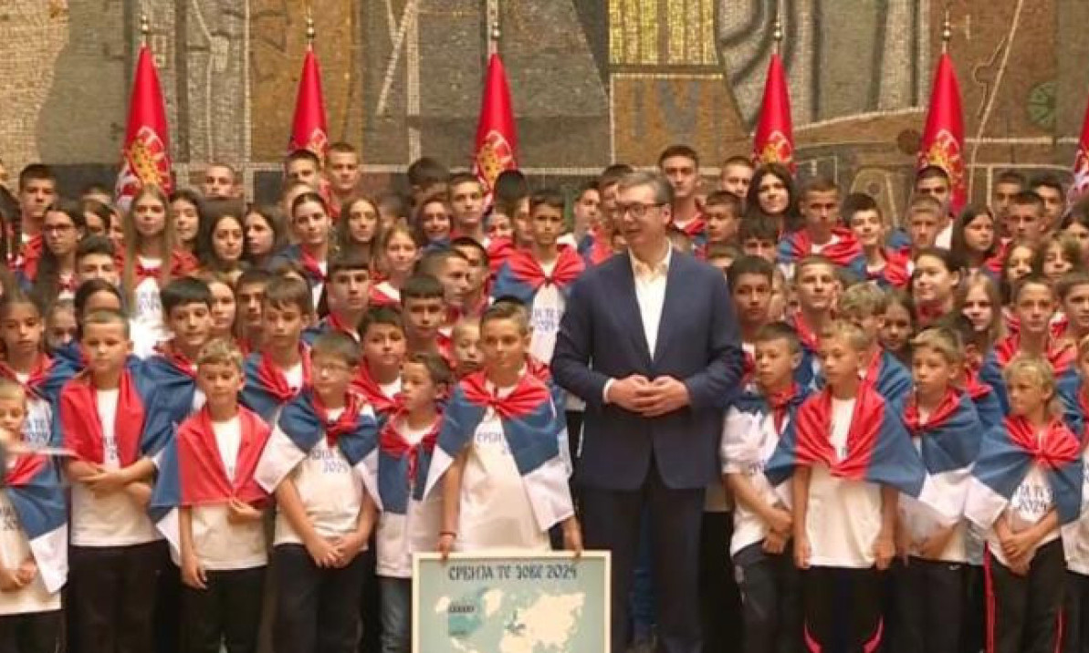 VUČIĆ SA MLADIM SRPSKIM SPORTISTIMA Učesnici kampa "Srbija te zove" u poseti Palati Srbija (VIDEO)