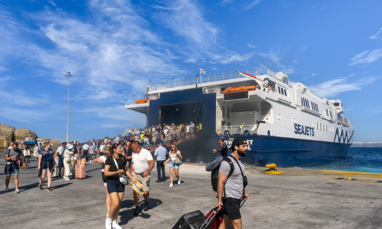 OLUJNI VETAR NAPRAVIO HAOS U OVOM DELU GRČKE Obustavljen saobraćaj trajekata, hiljade turista još uvek čeka u lukama