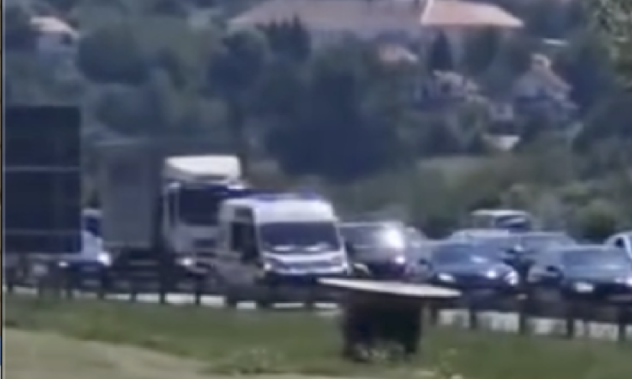 KOLAPS NA AUTOPUTU KOD UMČARA Sudarili se auto i šleper, saobraćaj paralisan (FOTO)